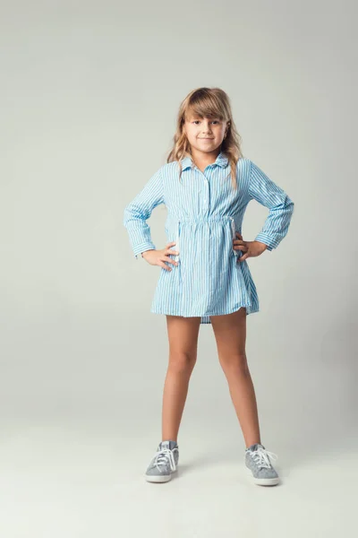 Ребенок Студии Позирует Модной Одежде — стоковое фото