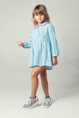 Studio moda giysiler içinde poz içinde çocuk
