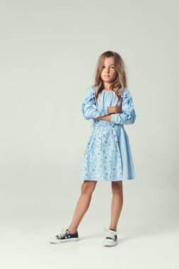 Studio moda giysiler içinde poz içinde çocuk