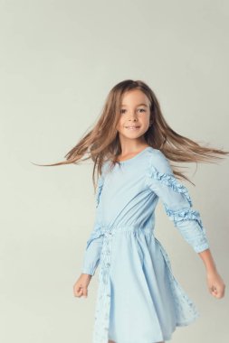 Studio moda giysiler içinde poz içinde çocuk