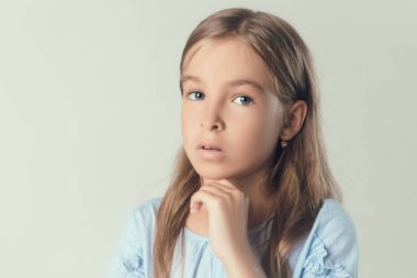 Studio moda giysiler içinde poz içinde çocuk