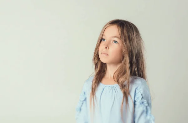 Das Kind Studio Posiert Modischer Kleidung — Stockfoto