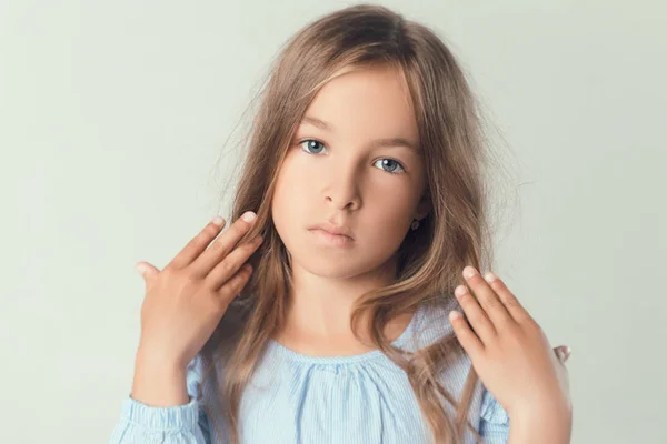 Studio Moda Giysiler Içinde Poz Içinde Çocuk — Stok fotoğraf