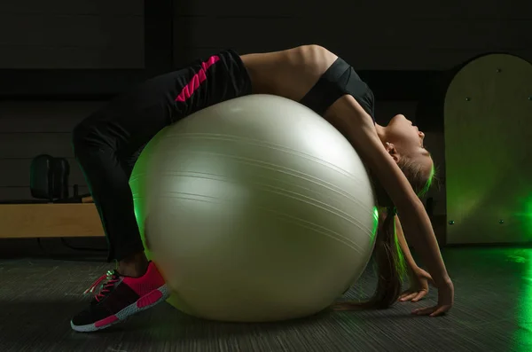 Colegiala entrena en el gimnasio Pilates en el gimnasio — Foto de Stock