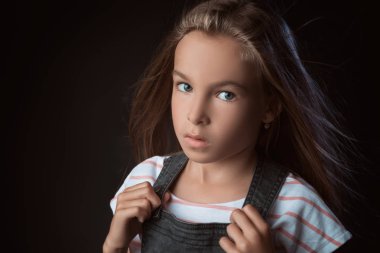 Studio moda giysiler içinde poz içinde çocuk