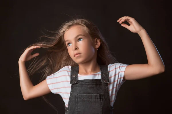 Kind Posiert Studio Modischen Klamotten — Stockfoto