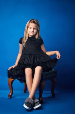 Studio moda giysiler içinde poz içinde çocuk