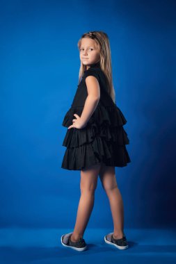 Studio moda giysiler içinde poz içinde çocuk