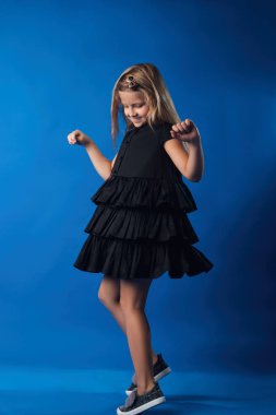 Studio moda giysiler içinde poz içinde çocuk