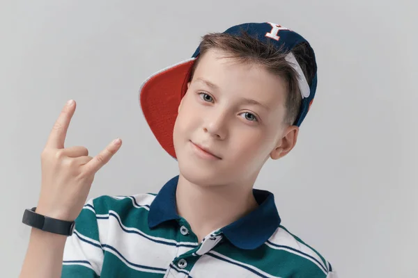 Chico Está Posando Una Gorra Béisbol Moda Estudio — Foto de Stock