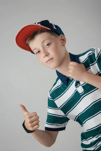 Хлопчик Позує Модній Бейсбольній Шапці Студії — стокове фото