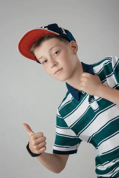 Chico Está Posando Una Gorra Béisbol Moda Estudio — Foto de Stock