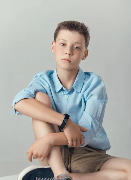Pojke Som Poserar Fashionabla Skjorta Och Skjortor Studio — Stockfoto