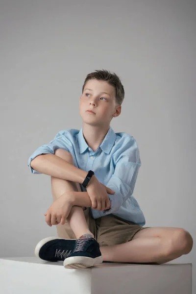 Pojke Som Poserar Fashionabla Skjorta Och Skjortor Studio — Stockfoto