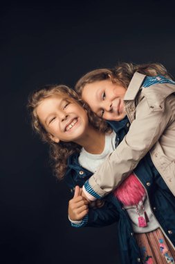 stüdyoda sonbahar giysiler içinde poz kızlar