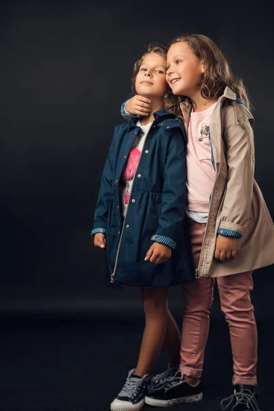 Κορίτσια Που Ποζάρουν Στα Φθινοπωρινά Ρούχα Στο Στούντιο — Φωτογραφία Αρχείου