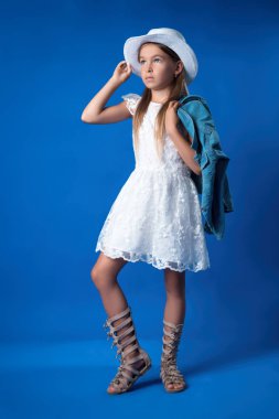 Studio moda giysiler içinde poz içinde çocuk