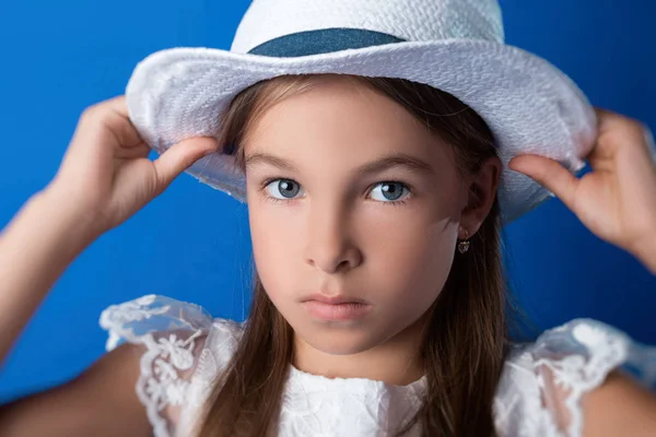 Kind posiert im Studio in modischen Klamotten — Stockfoto