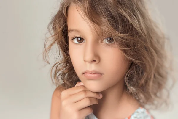 Retrato de una chica con emociones —  Fotos de Stock