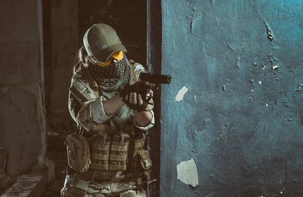 As pessoas de uniforme com armas nas ruínas — Fotografia de Stock