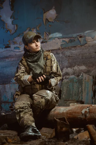 As pessoas de uniforme com armas nas ruínas — Fotografia de Stock