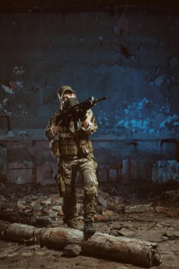 üniformalı insanlar ile yıkıntıları silah