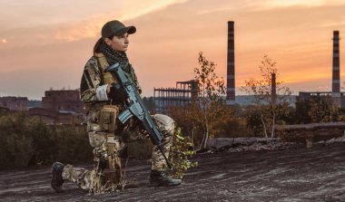 üniformalı insanlar ile yıkıntıları silah