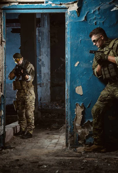 Pessoas Uniforme Com Armas Nas Ruínas — Fotografia de Stock