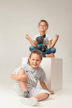 Studio moda giysiler içinde poz içinde çocuk