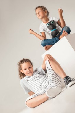 Studio moda giysiler içinde poz içinde çocuk