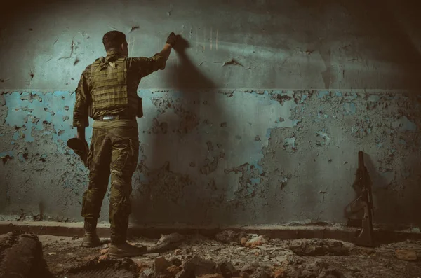 Folket i uniform med vapen i ruinerna — Stockfoto