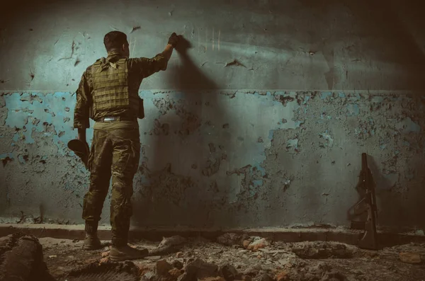 As pessoas de uniforme com armas nas ruínas — Fotografia de Stock