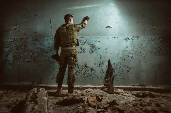 Οι άνθρωποι με τη στολή με τα όπλα στα ερείπια — Φωτογραφία Αρχείου