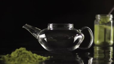 video pişirme çay siyah arka plan üzerine maç