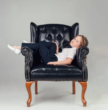 Studio moda giysiler içinde poz içinde çocuk