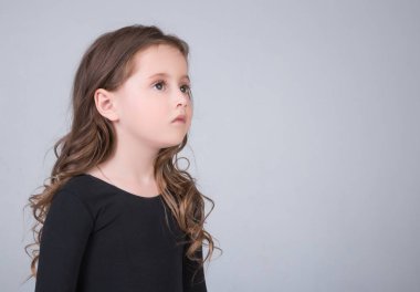 Studio moda giysiler içinde poz içinde çocuk