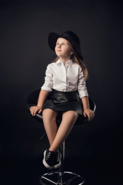 Studio moda giysiler içinde poz içinde çocuk