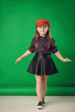 Studio moda giysiler içinde poz içinde çocuk