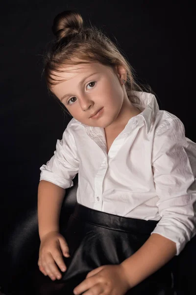 Kind Posiert Studio Modischen Klamotten — Stockfoto