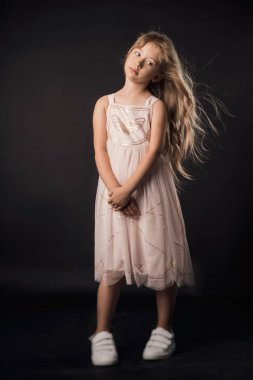 Studio moda giysiler içinde poz içinde çocuk