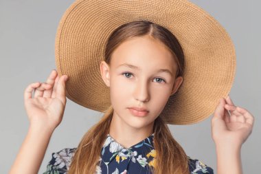 Studio moda giysiler içinde poz içinde çocuk