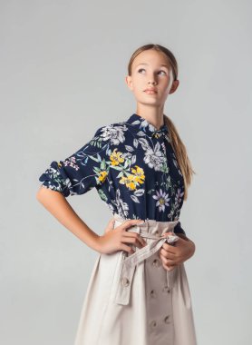 Studio moda giysiler içinde poz içinde çocuk