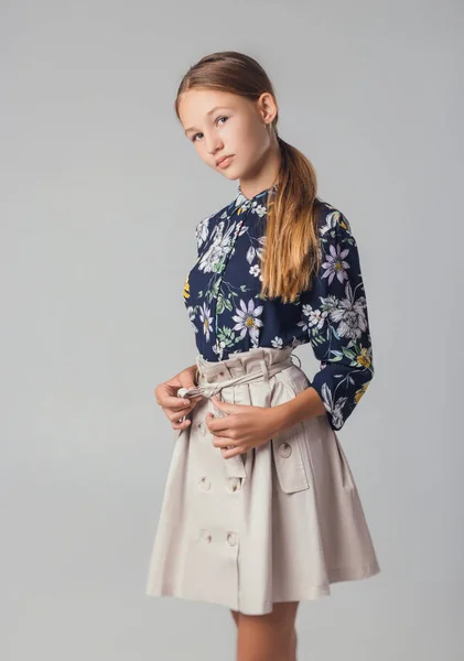 Παιδί Studio Ποζάρουν Μοντέρνα Ρούχα — Φωτογραφία Αρχείου