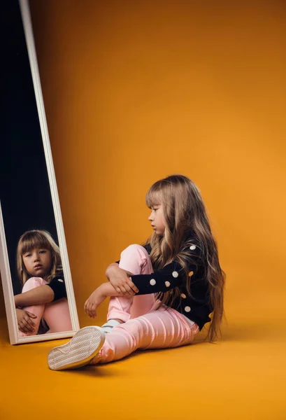 Παιδί Στο Στούντιο Που Θέτουν Μοντέρνα Ρούχα Φαίνεται Στον Καθρέφτη — Φωτογραφία Αρχείου