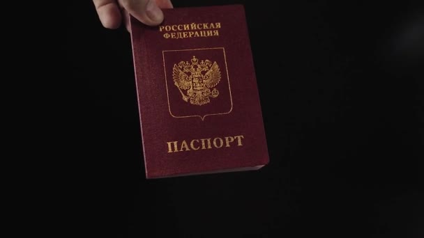 俄罗斯联邦点燃的护照 护照着火了要刻录的文档 — 图库视频影像