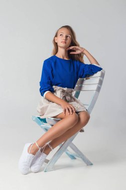 Studio moda giysiler içinde poz içinde çocuk