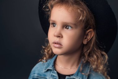 Studio moda giysiler içinde poz içinde çocuk