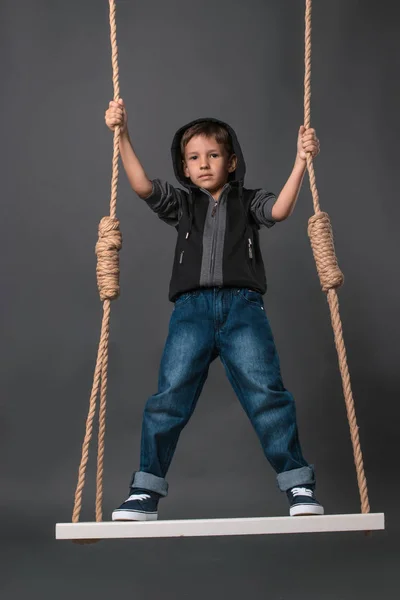 Junge schwingt auf einer selbstgebastelten Schaukel — Stockfoto