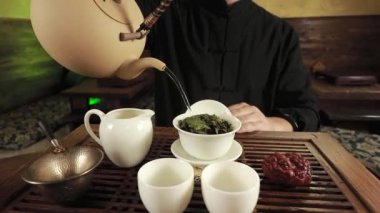 Geleneksel Çin çayı demleniyor
