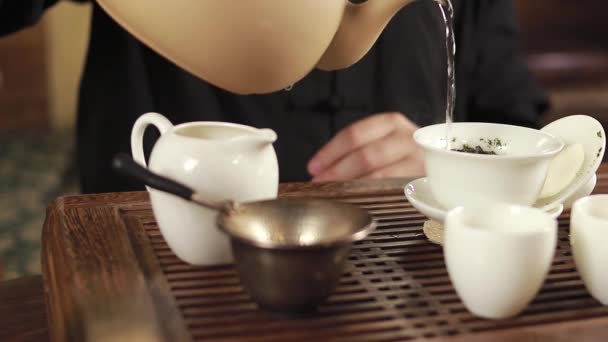 Traditionele Chinese thee brouwen — Stockvideo